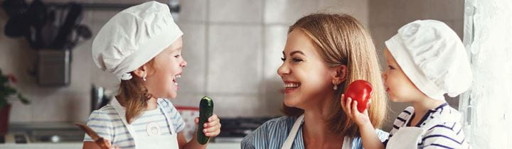 Mamá e hijas cocinando juntas