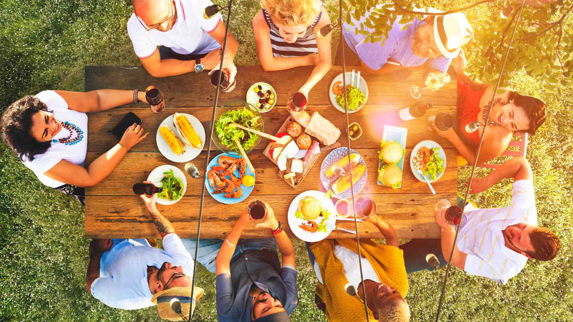 Familia de hijos y nietos comiendo en la mesa