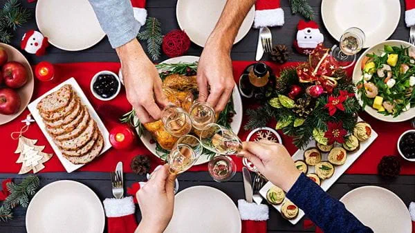 Amigos compartiendo en una cena navideña