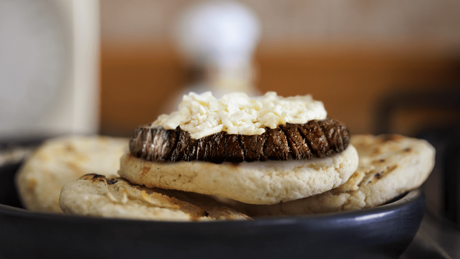 recipe image AREPA BLANCA CON QUESO Y CARNE ASADA