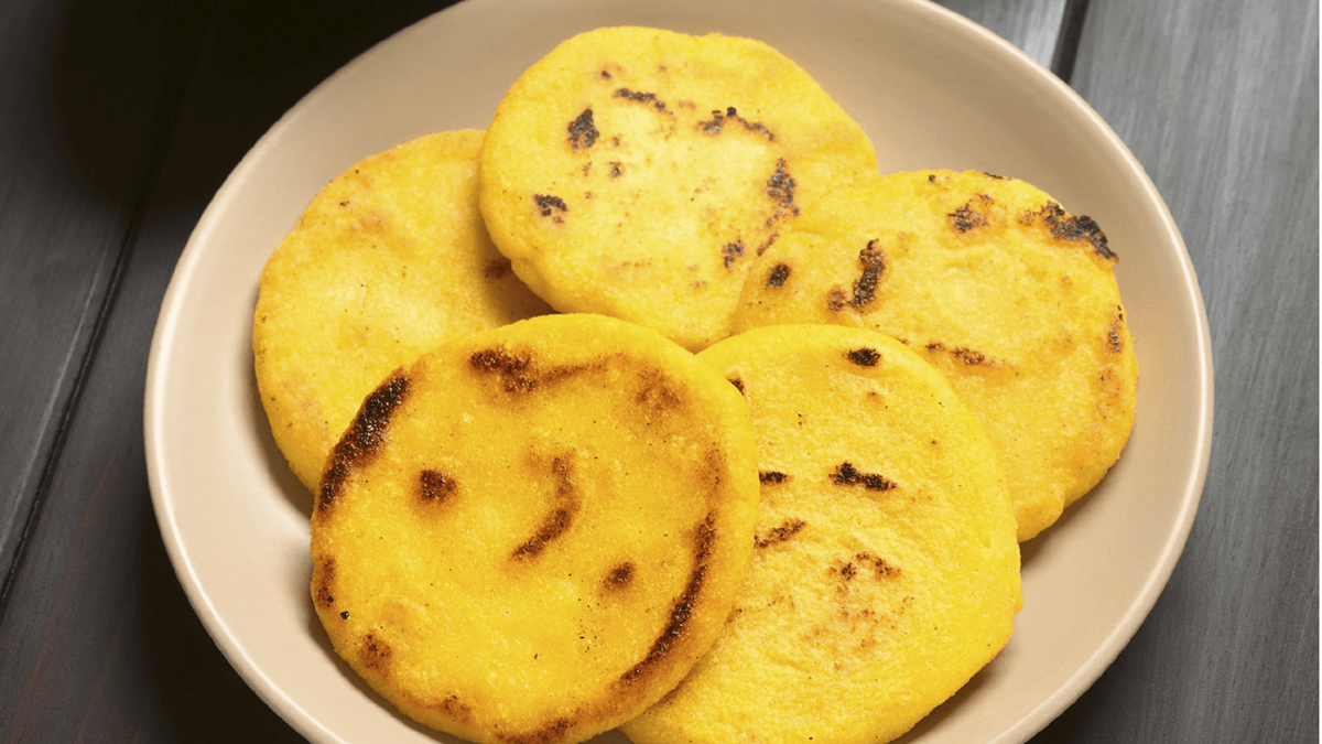 Arepa con queso y bocadillo
